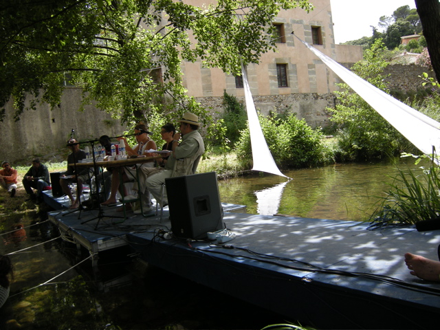 BOUÉES / FAUTEUILS SUR LA SOULONDRE
(EN AMONT DU PONT ROMAN)
Mohammed Alhariti (OMAN)
Michel Baglin (FRANCE),
Dieudonné Niangouna (FRANCOPHONIE-CONGO),
Eli Tolaretxipi (ESPAGNE)
Présentation Enan Burgos