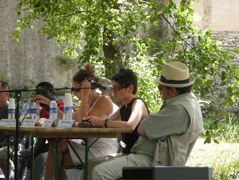 BOUÉES / FAUTEUILS SUR LA SOULONDRE
(EN AMONT DU PONT ROMAN)
Mohammed Alhariti (OMAN)
Michel Baglin (FRANCE),
Dieudonné Niangouna (FRANCOPHONIE-CONGO),
Eli Tolaretxipi (ESPAGNE)
Présentation Enan Burgos