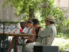 BOUÉES / FAUTEUILS SUR LA SOULONDRE
(EN AMONT DU PONT ROMAN)
Mohammed Alhariti (OMAN)
Michel Baglin (FRANCE),
Dieudonné Niangouna (FRANCOPHONIE-CONGO),
Eli Tolaretxipi (ESPAGNE)
Présentation Enan Burgos