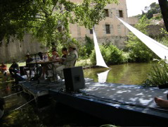 BOUÉES / FAUTEUILS SUR LA SOULONDRE
(EN AMONT DU PONT ROMAN)
Mohammed Alhariti (OMAN)
Michel Baglin (FRANCE),
Dieudonné Niangouna (FRANCOPHONIE-CONGO),
Eli Tolaretxipi (ESPAGNE)
Présentation Enan Burgos