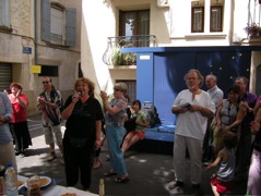 Maité Valles-Bled  au micro et à droite Julien Blaine